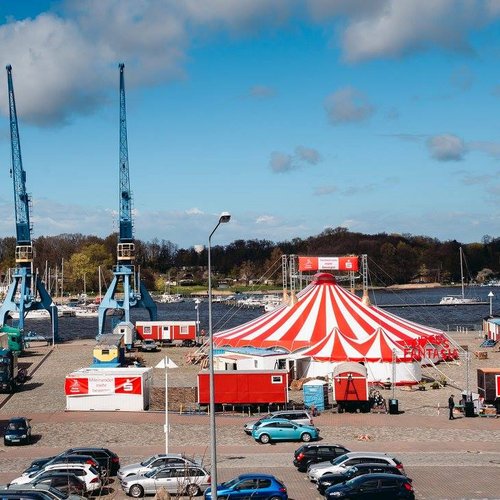 Neue Zelt von Cirkus Fantasia im Stadthafen Rostock