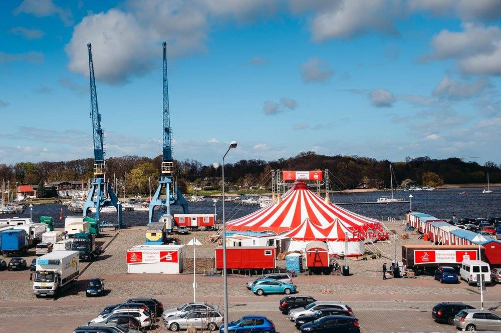 Neue Zelt von Cirkus Fantasia im Stadthafen Rostock