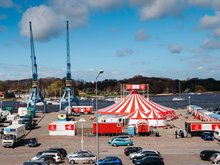 Neue Zelt von Cirkus Fantasia im Stadthafen Rostock