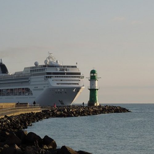 Kreuzfahrtschiff vor Warnemünder Mole